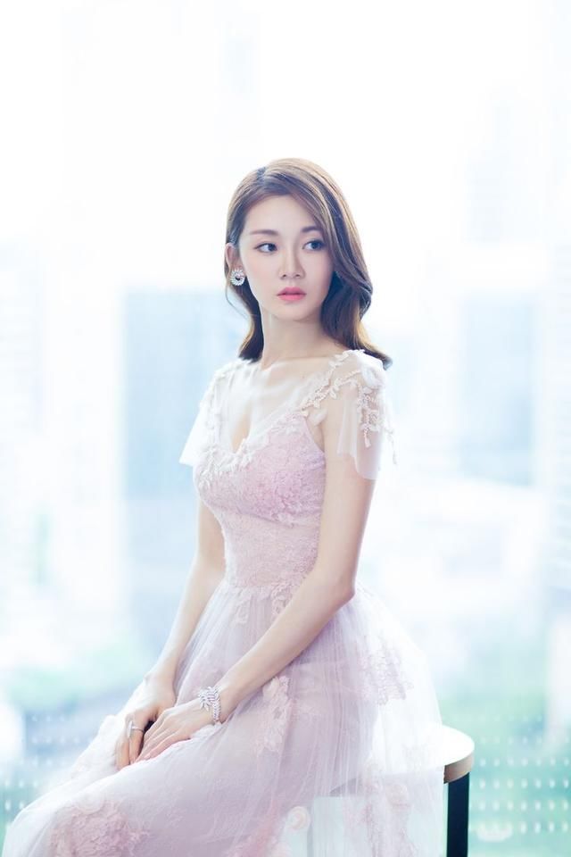 她被冯小刚捧红，以清纯形象走红，优美舞姿不输宋茜，至今零绯闻