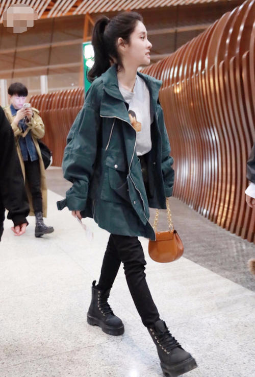 张碧晨也太壕了吧，居然在裤子上贴了一块大金片，有钱就是任性！