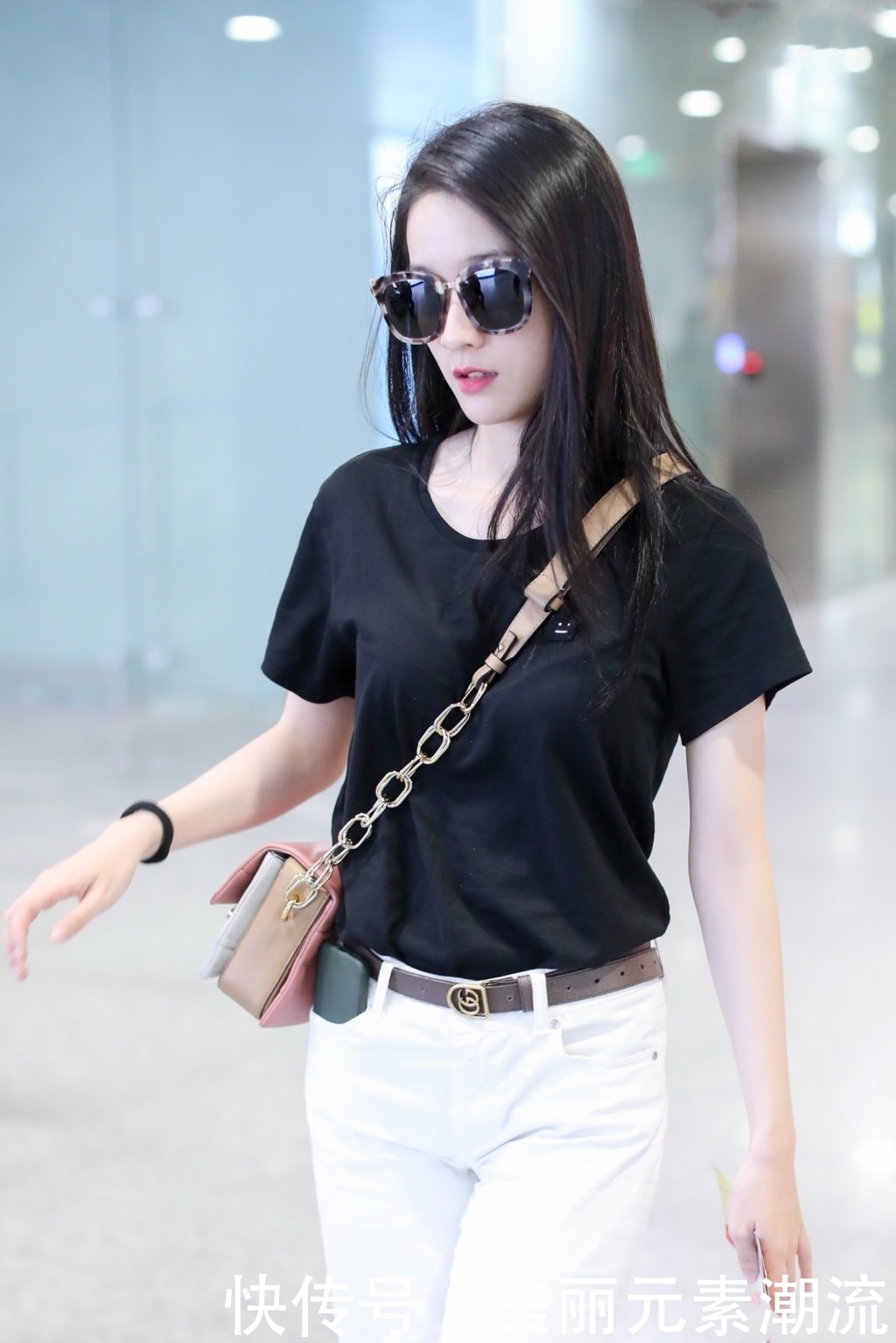 张雪迎黑白搭配现机场，一条裤子穿出小短腿，竟还勒出三角区！