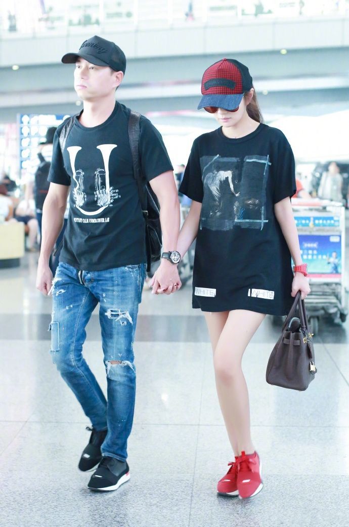 安以轩真敢穿!短裤短到裤袋都反出来了,网友:看得我好尴尬!