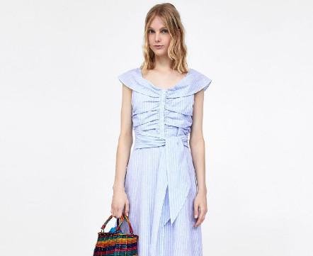 凯特王妃再穿平价连衣裙,草地奔跑很活泼,胸前扣子成负担