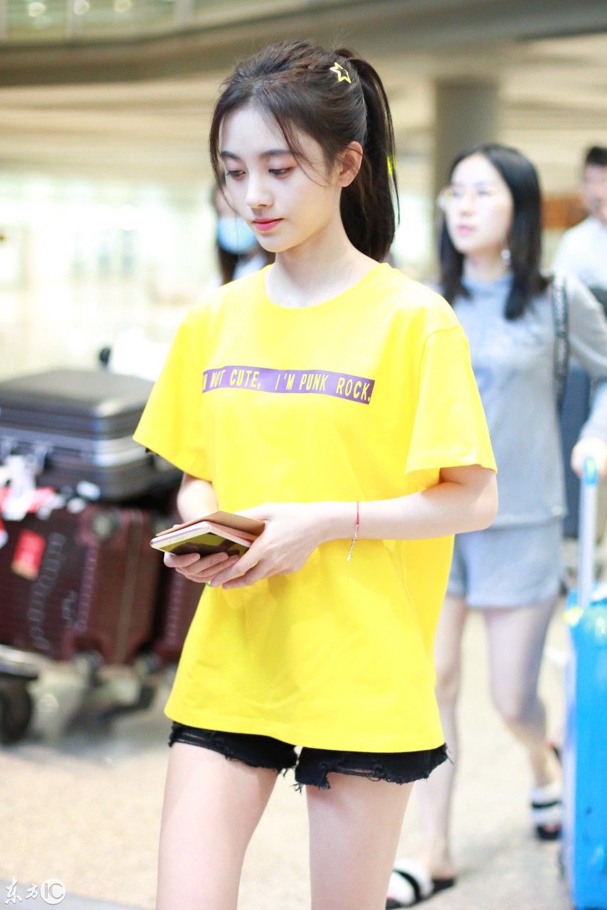 鞠婧祎现身北京机场 身穿时尚T恤搭配短裤大秀美腿