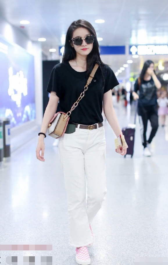 没舒畅的身材真别穿白牛仔裤，像张雪迎一样穿成买家秀就太尴尬了