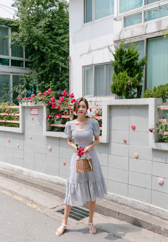 女神孙允珠，明斯克民族花饰波漾淡灰洋裙