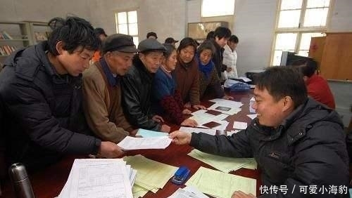  城里人：为啥城里人60岁能领退休金, 农民却不行, 专家: 问题出