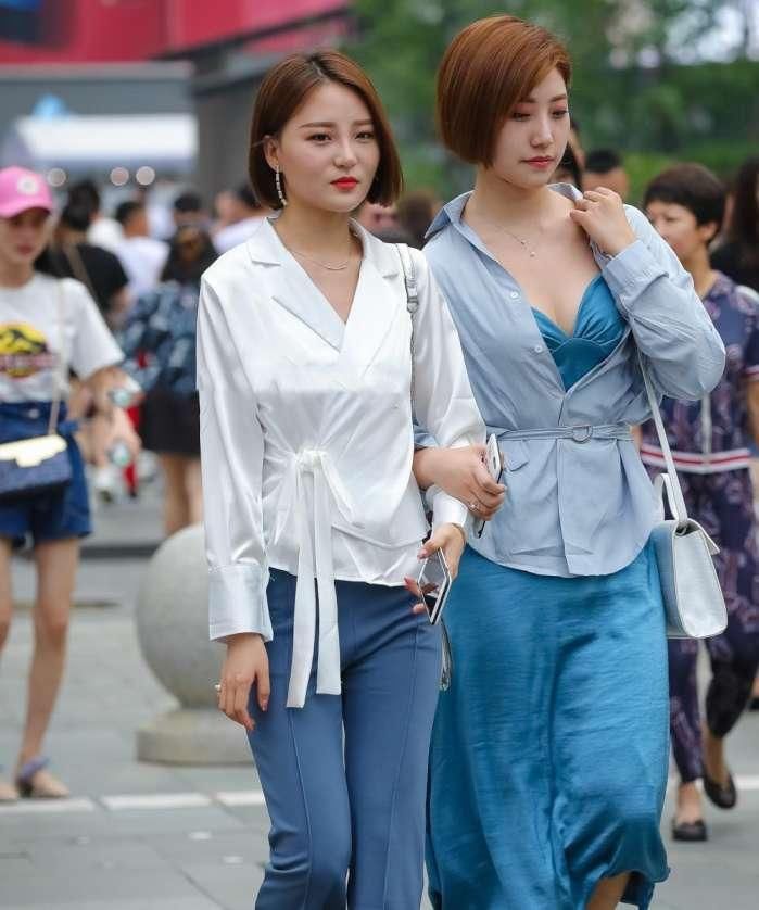 街拍: 轻熟女闺蜜小姐妹街头卖萌,颜值很高，身材也不错!