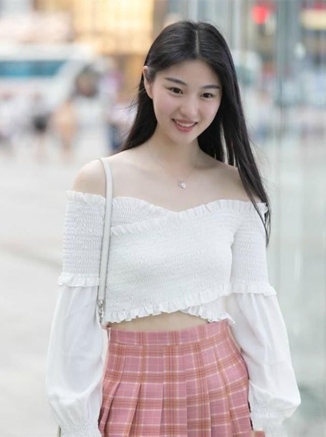 街拍：成熟女人的韵味，一般的路人完全抵抗不了