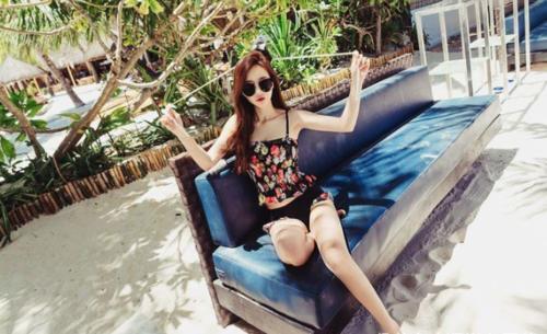 凹凸有型的泳衣美女,气质妩媚迷人,回头率十足!