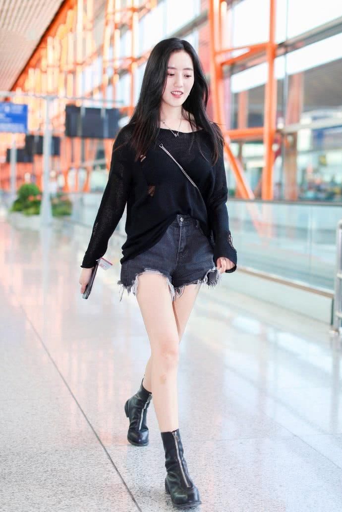 王梓薇的牛仔短裤太短了,幸亏穿有安全裤,网友:这腿可以出道了