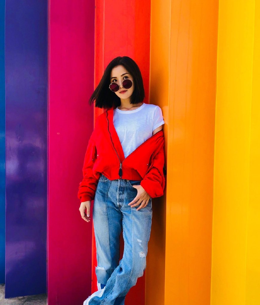 蔡卓妍真敢穿！这么宽松的裤子都能撑起来，网友：勒的不难受吗？