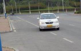 科目三需要减速或停车时，怎样来操作？