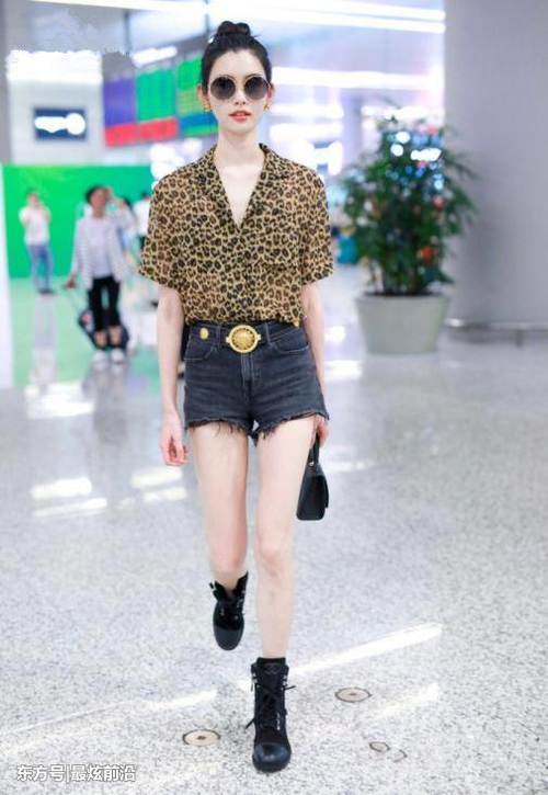 奚梦瑶又不安分！豹纹衫配短裤走机场，网友：没几个人敢这样穿的
