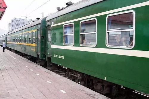  #国铁#年关春运在即，国铁负债近5.3万亿，为何火车票20年没涨价