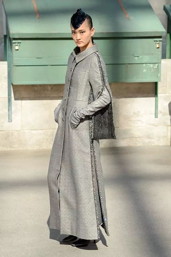 我们在巴黎大皇宫变的书报亭里问了周迅和刘雯一些小秘密……