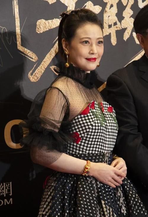 【 浓妆下】眼角皱纹太明显，周海媚真的老了！穿黑纱裙出席活动未P图曝光
