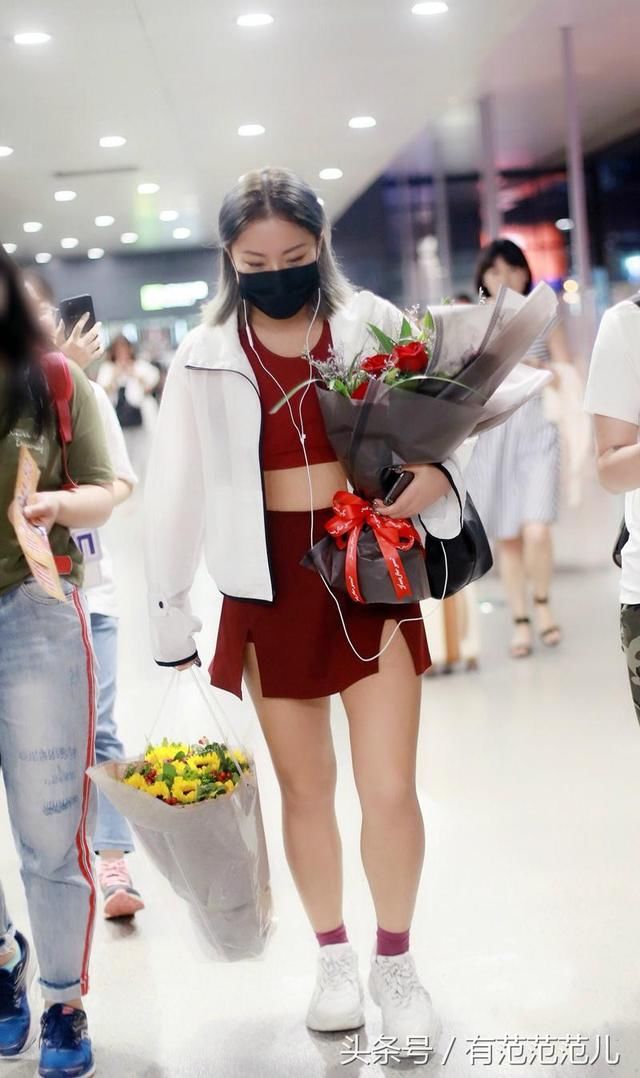 创造101王菊的裙子都这么短了，还要两边剪开叉，网友:太紧了呗