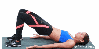  「成熟女性」贵妇的这件裙子，V领露背设计，如果在膝盖上就更有魅力了！