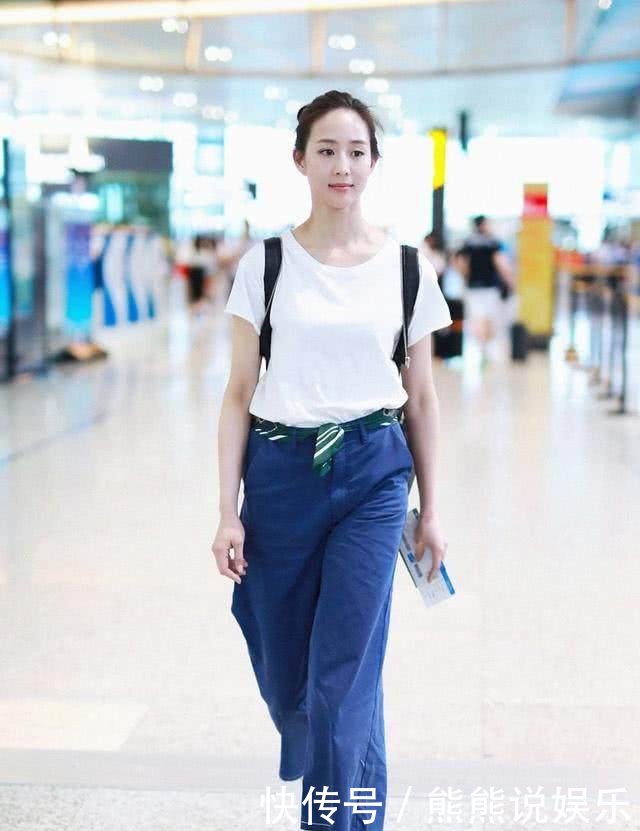 周迅出发巴黎高定时装周，白T恤搭阔腿裤，简单搭配穿出时髦感！