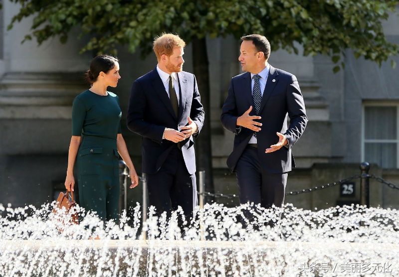 哈里王子夫妇访问爱尔兰，梅根换了2件套装，哪件更好看?