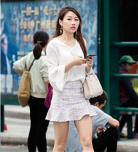 小美女:街拍:清爽时尚的小美女,毛边短裤和黑色吊带搭配,时尚又大气