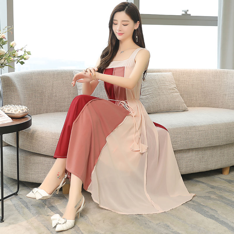 姐姐的连衣裙穿的好漂亮,你看看下图,比夜店的还性感洋气