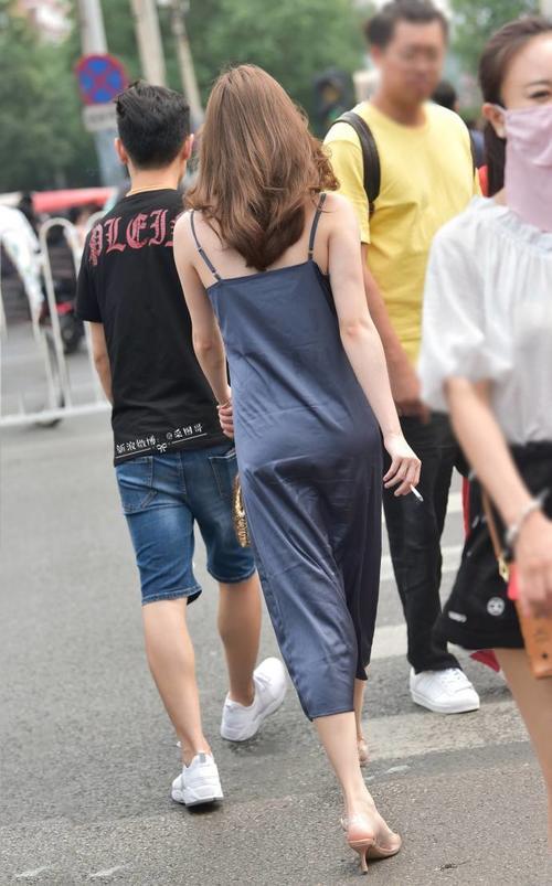 路人街拍，小姐姐这样直接穿着性感睡衣就出街有点尴尬吧