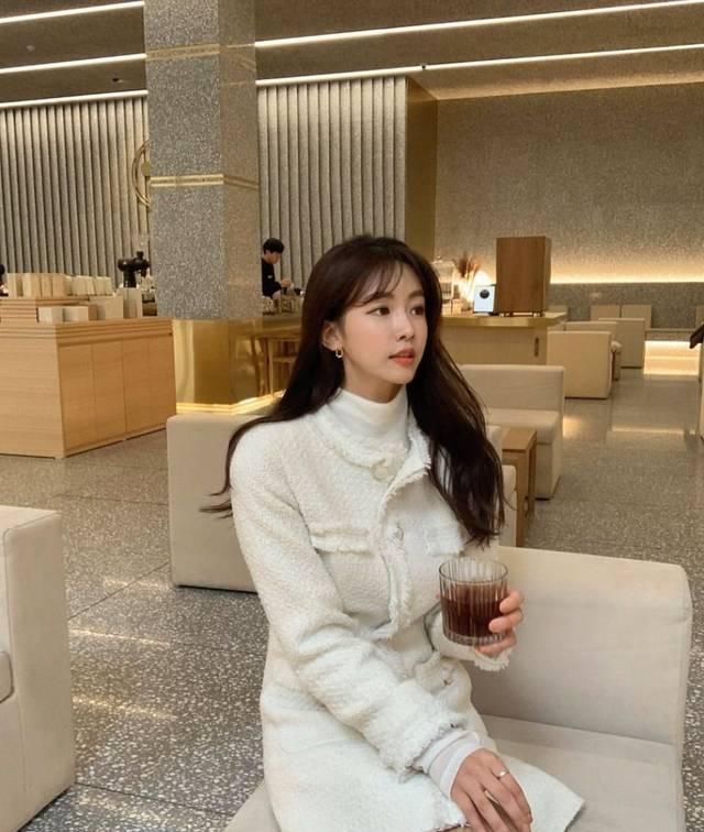  小香风外套：春天女外套：2020千万不要穿那件“ 网络红人运动外套 ”，时尚潮流到脱不出来！