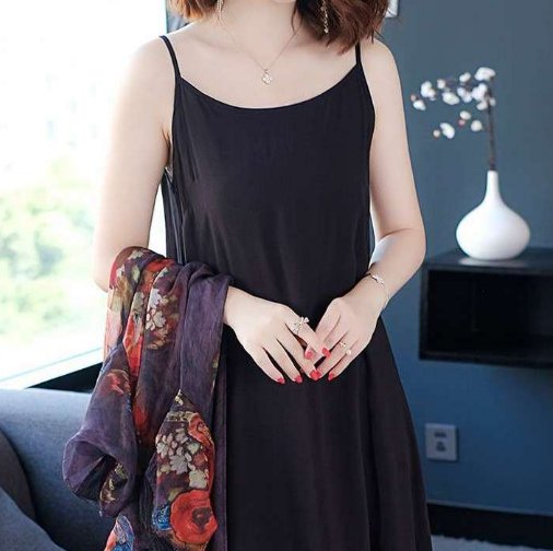 越来越多女人不穿小背心了，现时兴这“透透服”，凉爽更美嫩