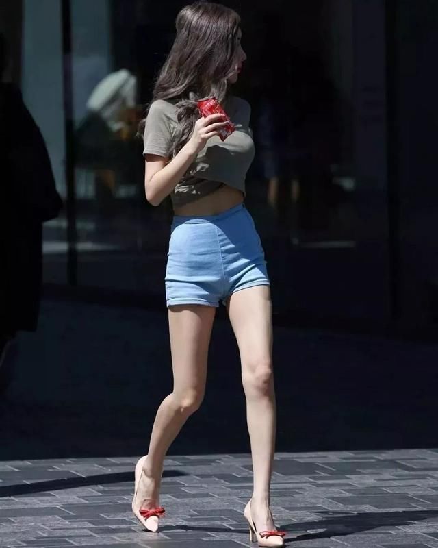 北京街拍，长腿妹子夏天这样穿，是女人也忍不住多看几眼!