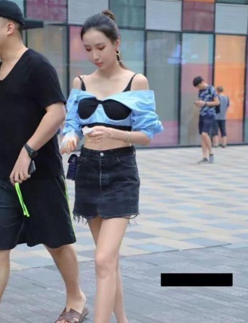 『气质』街拍:雪肤花貌的小姐姐,一条黑色的连衣裙,时尚气质好身材