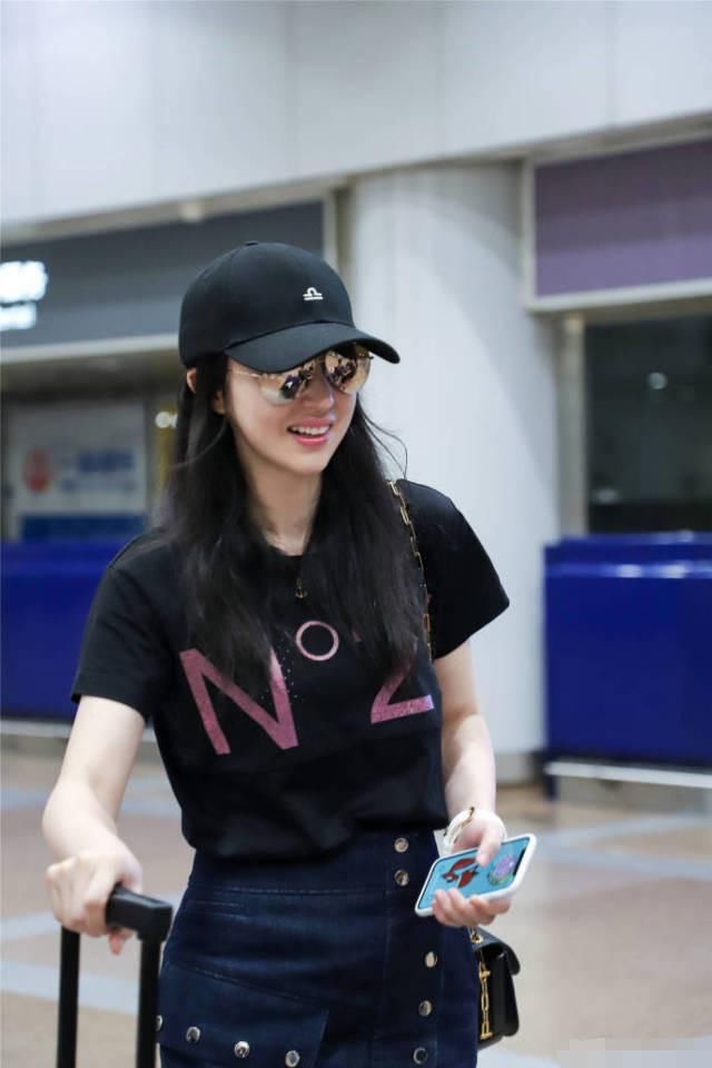 董璇的裙子这么紧，扣子还能全部系上，网友：104斤假的吧