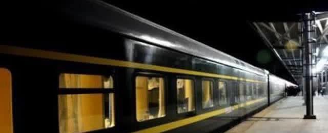 为啥火车半夜经过某地时，乘务员会强制拉上窗帘？原因其实很简单