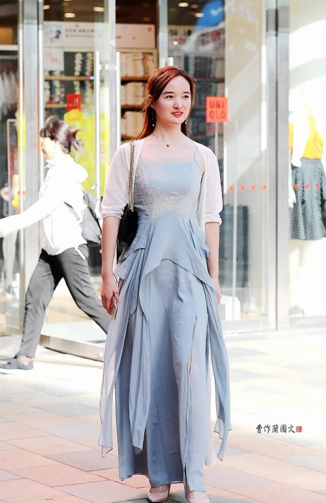  连衣裙■街拍：美女简单又美丽，就穿连衣裙