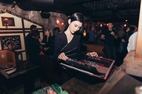 奚梦瑶和众星同框，气场不输他人，看完我只想说，减肥成这样就行