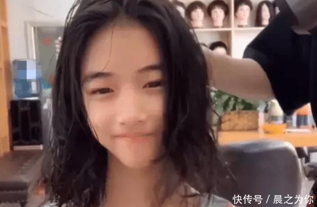  气质：初中女孩换了款女神波浪卷后，居然变成高冷御姐，女生：不敢相信