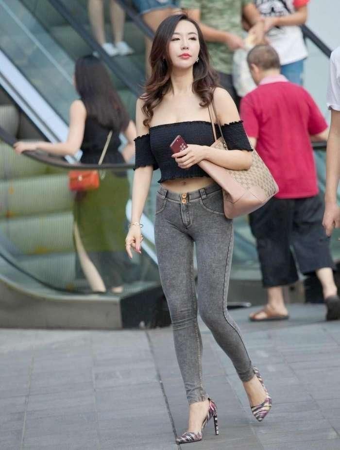 街拍:清凉可爱的装扮，除了美美的小裙子，牛仔短裤也很显身材!