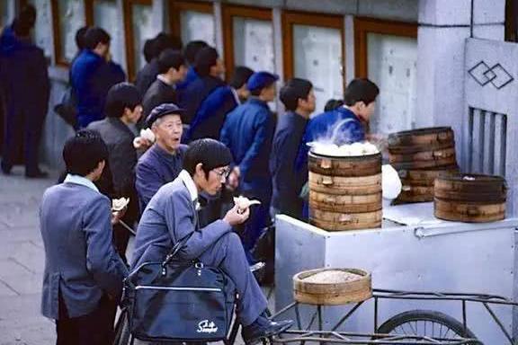 15张老照片:80年代外国游客拍摄的中国小吃！