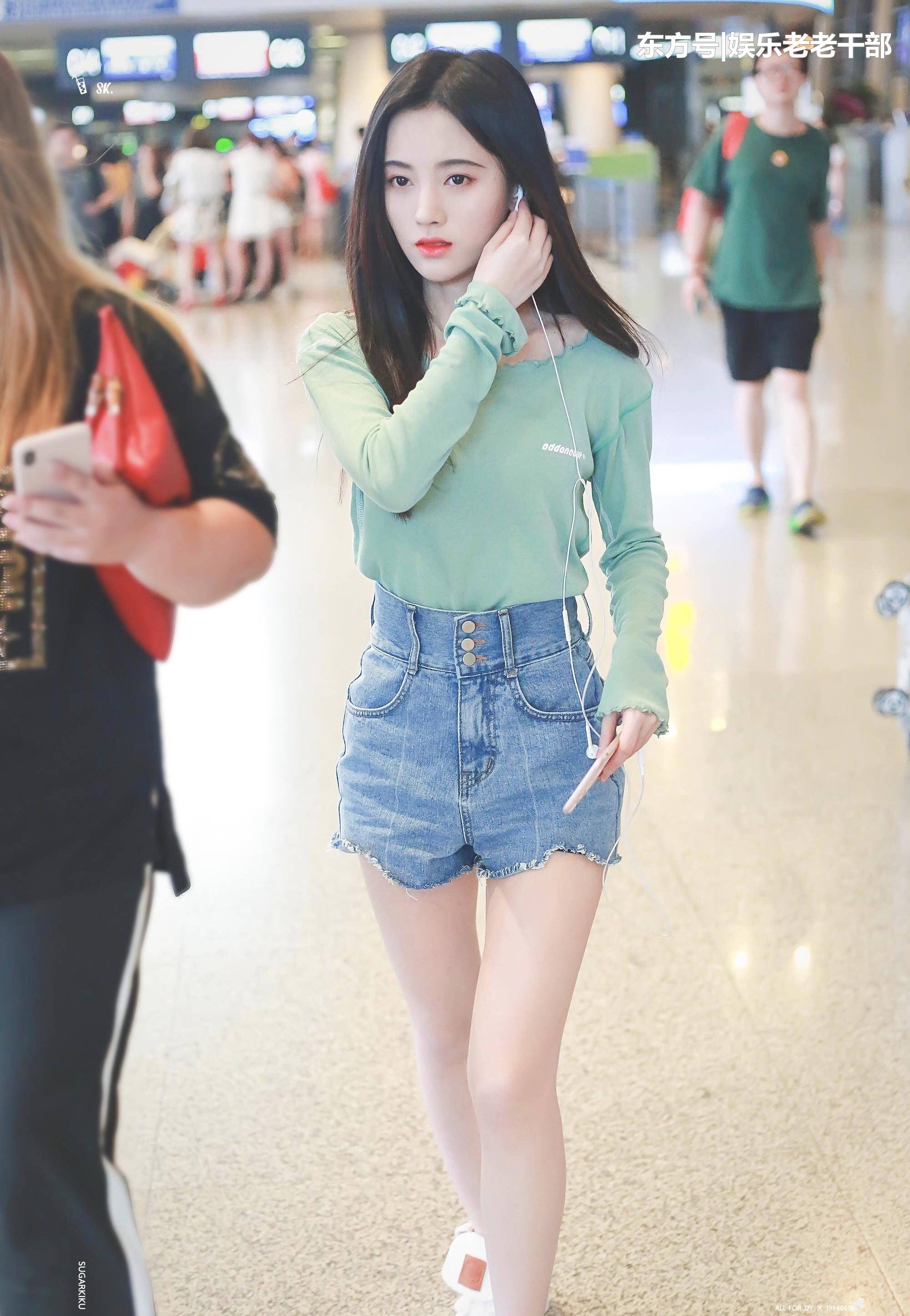 白色T恤+高腰短裤，“四千年美女”鞠婧祎尽显小蛮腰