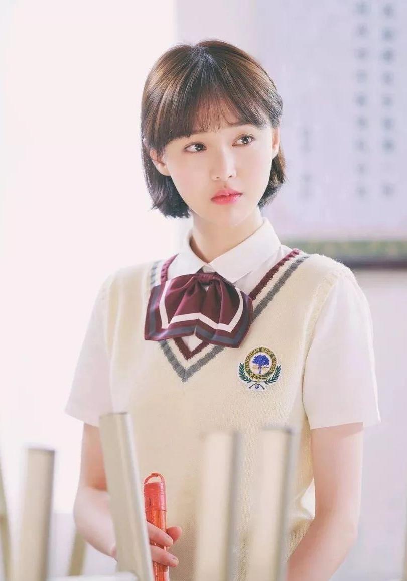 沈月被嘲“娱乐圈最丑女明星”！肩宽、腿粗真的没救了吗？