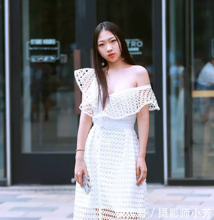 街拍:动人心弦的打底裤美女,柔韧性非常好,一字马很标准!