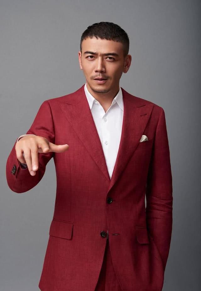  「亮眼」红色的衣服到底怎么搭？学这几位，不仅时尚感爆棚，还特别亮眼