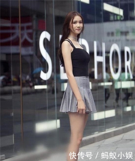 『气质』街拍:清纯的小美女,灰色百褶裙搭配黑色马甲,彰显简约的气质美