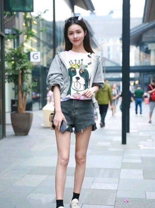  「吊带」街拍：长发小姐姐手提小包，西裤搭配吊带上衣，美丽大方十分耐看