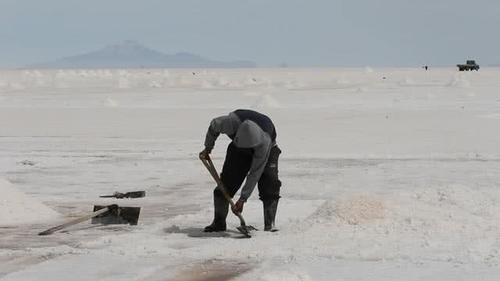 世界最大盐湖：盐需要40万年才能开发完，当地人用盐块建了酒店