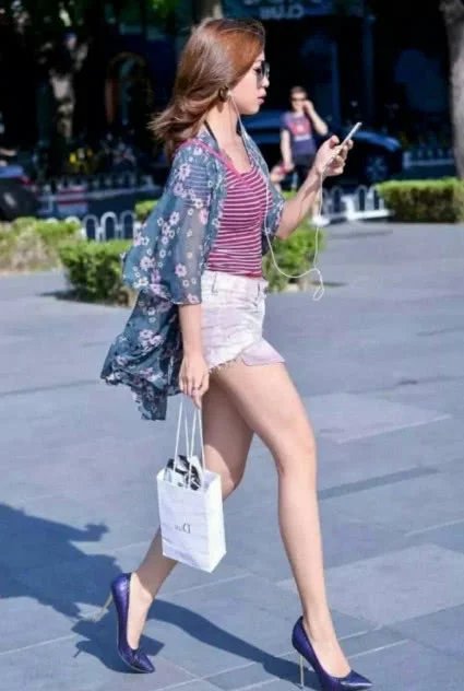 天生大长腿不穿短裤穿什么，逆天大长腿，连扫地的大叔都动心了