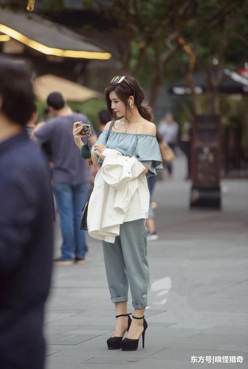 秀美多姿成熟的小姐姐，外表上白皙性感时尚迷人！