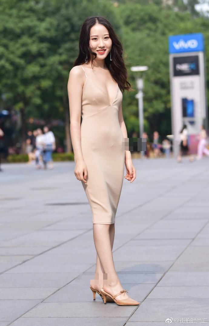 基础款的吊带裙穿的非常有凹凸感，也就小姐姐这样的身材能驾驭了