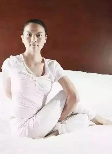 睡前趴10分钟，堪比跑步1小时，肚子平了、腰也细了