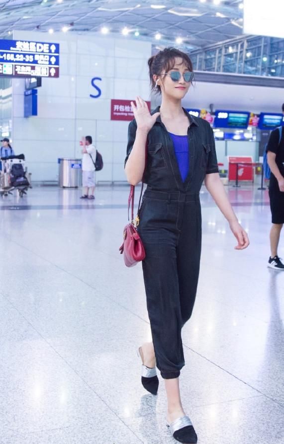 本以为韩雪穿连体服够完美了，可看到蓝盈莹后才知道什么叫气质！