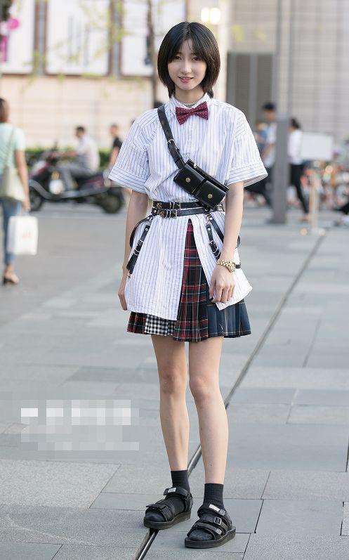 街拍：美女穿淑女裙，腰间蕾丝隐约露出腰身，这真是知性美！